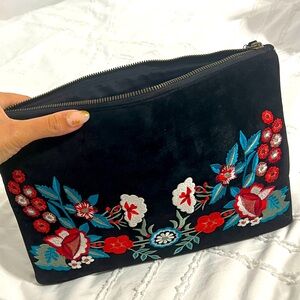 Vintage velvet hand clutch !